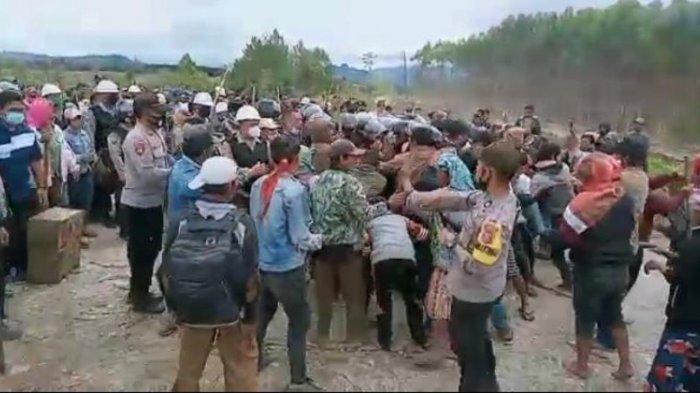 Warga Desa Natumingka dan Karyawan PT Toba Pulp Lestari Bentrok, 5 Orang Terluka