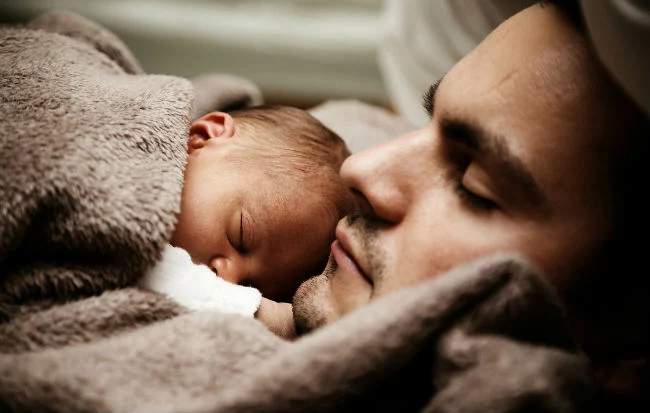 Papà e bambino che dormono