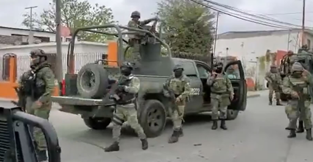 Video: Civiles Cavernicolas  humillan a Militares, los golpean, apedrean estando ya en el piso y cuando estos se defienden dándoles unos balazos comienzan a llorar