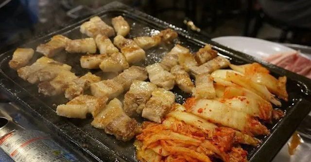 Devi assolutamente provare il barbecue coreano samgyeopsal