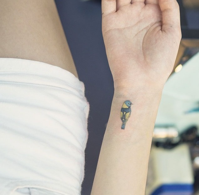 Este pequeno pássaro tatuagem no pulso Este pequeno pássaro tatuagem no pulso