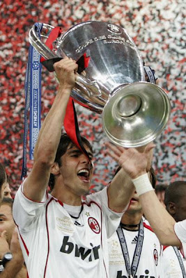 Kaka alzando la copa del triunfo 