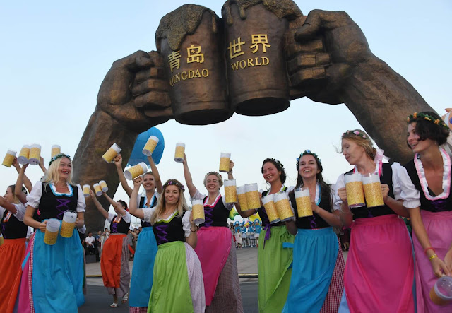 Bắt đầu từ khoảng tuần thứ hai của tháng 8 hàng năm, Thanh Đảo, Trung Quốc đóng vai trò là chủ nhà của lễ hội bia lớn nhất châu Á. Kéo dài vài tuần, Qingdao International Beer đầy ắp những “người phụ nữ xinh đẹp biểu diễn trên sân khấu”, âm nhạc, và các loại bia từ khắp châu Âu và châu Á. Các lễ hội đã được diễn ra trong hơn một phần tư thập kỷ và tiếp tục phát triển qua mỗi năm.