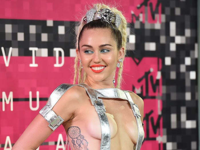 Miley Cyrus Most Sexiest Images-Hot Photoshoot Pics in Bikini