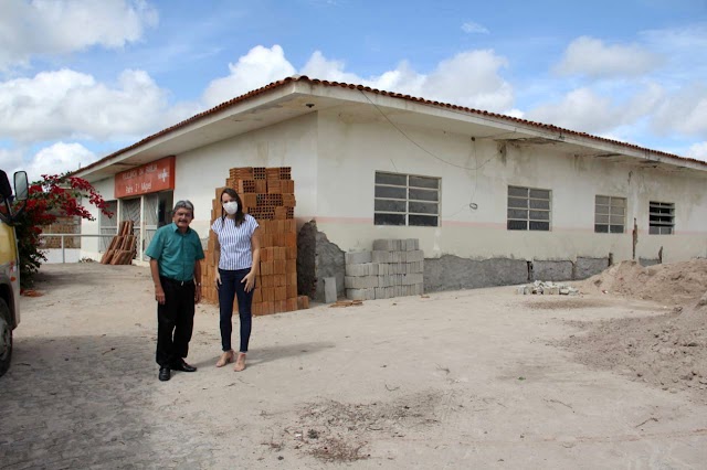 ALINE CORDEIRO, E O PREFEITO DE BELO JARDIM, GILVANDRO ESTRELA, VISITARAM AS OBRAS DE REFORMA DA UNIDADE BÁSICA DE SAÚDE (UBS) PADRE ZÉ MIGUEL, NO BOM CONSELHO