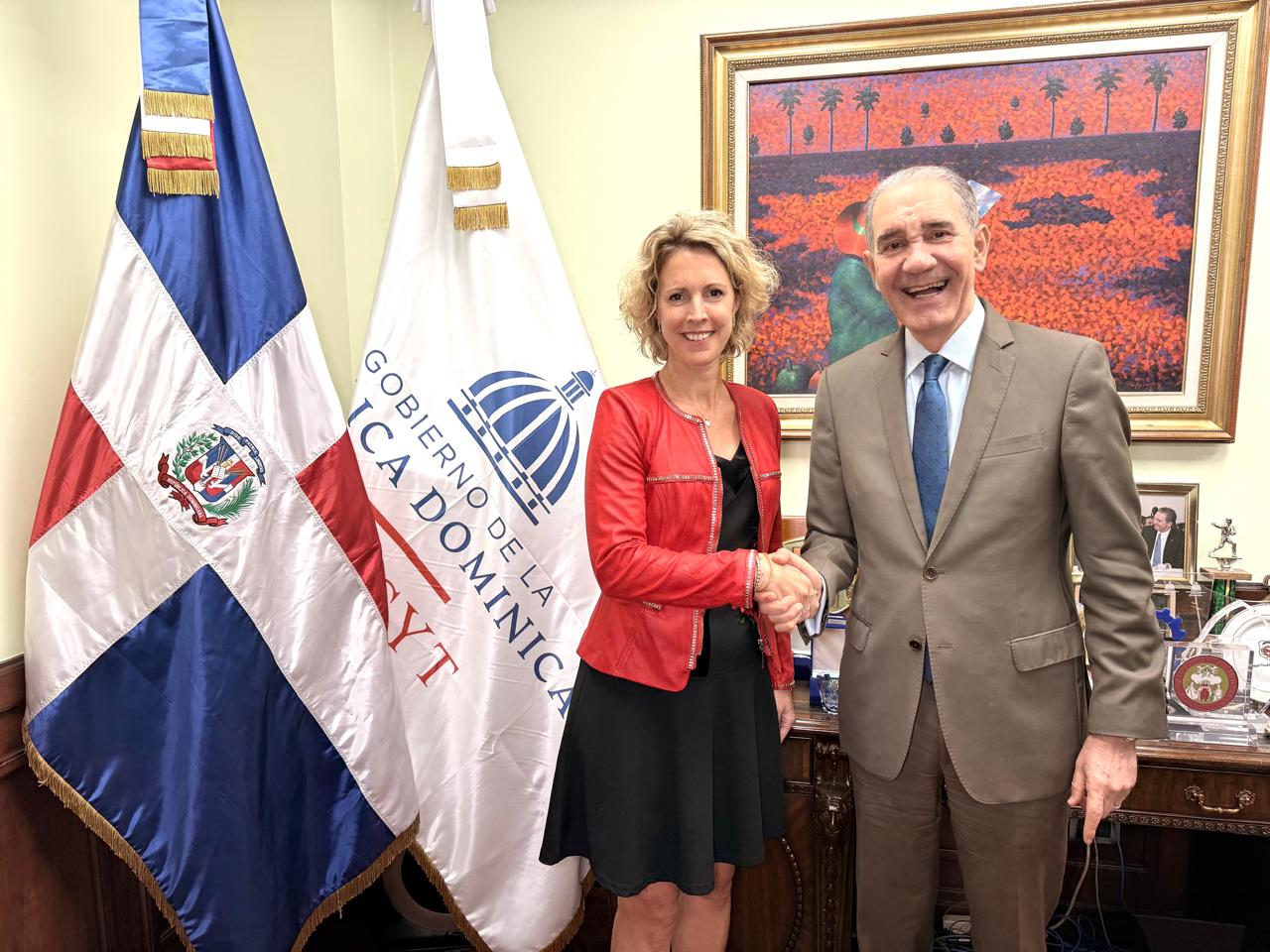 Embajadora de Francia en República Dominicana, Sonia Barbry, a el ministro de Educación Superior, doctor Franklin García Fermín