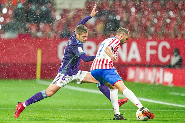 Cristhian Stuani y Diogo Queirós. GIRONA F. C. 1 REAL VALLADOLID C. F. 0. 18/09/2021. Campeonato de Liga de 2ª División, jornada 6. Girona, estadio Municipal de Montilivi. GOLES: 1-0: 60’, Stuani, de penalti.