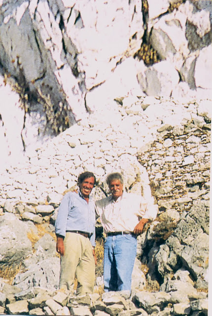 Με τον φίλο του, αρχαιολόγο Γιάννη Σακελλαράκη, στα Κύθηρα.