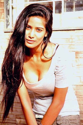 Poonam Pandey Boobs Show Twitter Pics