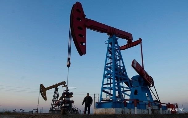 Світові ціни на нафту впали майже на третину