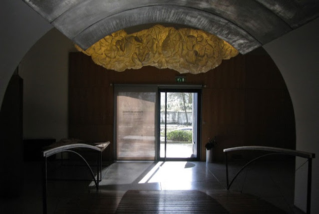 viata de uma sala de escritório de arquitetura com uma porta de vidro aberta