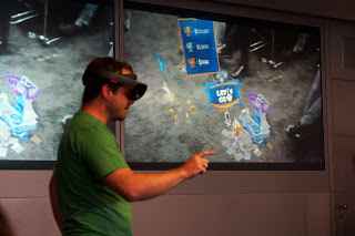 Microsoft HoloLens kullanan bir kişi