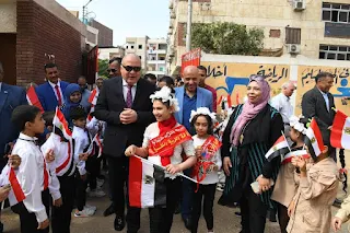 محافظ قنا يحضر طابور الصباح مع طلاب مدرسة نجع حمادي الابتدائية