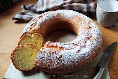 La ricetta perfetta per una soffice ciambella allo yogurt, aromatizzata con scorza di limone. Senza burro e se volete senza glutine.