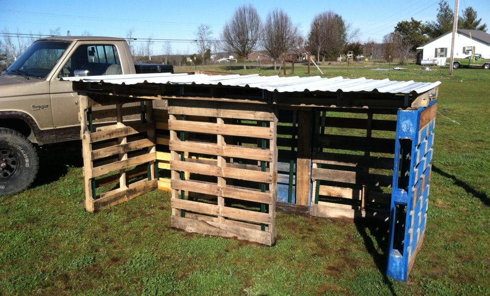 From Freeways to Farmland: Winter projects: Compost bin and hog house