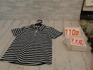 中古品　子供服　１１０ｃｍ　ブラック×ホワイト　ボーダー半袖シャツ　１１０円