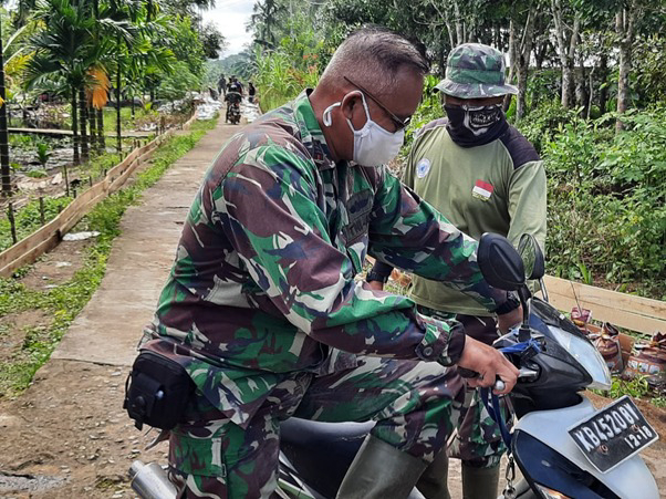 Komandan SST TMMD Ke-111 Kodim 1207/Pontianak Turun Langsung Bantu Anggota Satgas