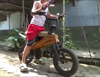 (Antara)-Bermula dari kegiatan mengisi waktu luang, seorang warga Magetan, Jawa Timur, kini justru dikenal karena aktivitasnya tersebut. Yakni memanfaatkan batang pohon bambu untuk dijadikan sepeda.