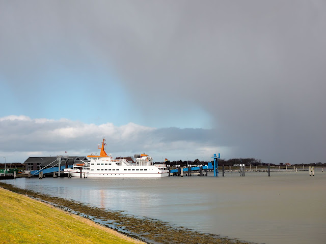 Langeoog, Hafen, Fährschiff, Wolken, Regen