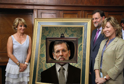 Meme Rajoy posa contento con su cuadro