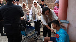  Srikandi AMK Pusat Gelar Baksos Serahkan Kursi Roda ke Penyandang Disabilitas