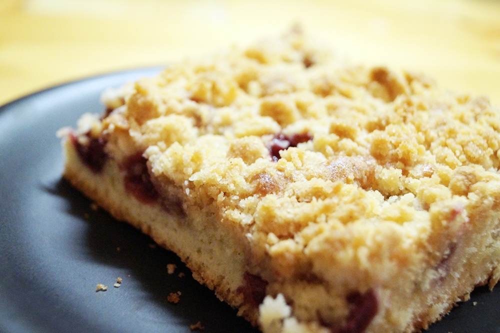 Streuselkuchen mit Kirschen