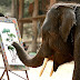 Elefantes artistas pintan cuadros con la trompa