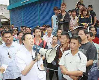 Good news: Liow informing the farmers in Bertam Valley, Cameron Highlands, that the operation by the enforcement officers to demolish their farms had been stopped yesterday.