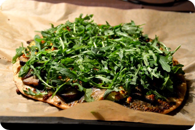 vegane Pizza mit Pesto, Rucola, Zucchini und Aubergine