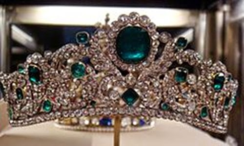 240px-DiademaDuquesaAngulemaLouvre_Ars_Summum_Arte