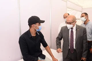 رئيس جامعة أسيوط يقوم شخصياً بالكشف الطبي على أحد الطلاب