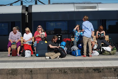 perrongare, människor, folk på perrong, tågperrong, väntar på tåg, people wiating for train, solsken, sunshine, solar, tanning