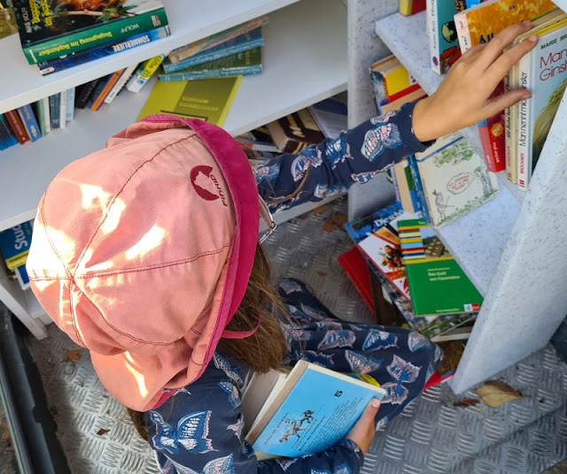 Bücherschränke: Glücksorte für alle Leseratten & Bücherschränke in Kiel und Umgebung. Unsere Kinder finden Büchertauschregale und Bücherzellen spannend und suchen dort gerne nach guten Kinderbüchern.