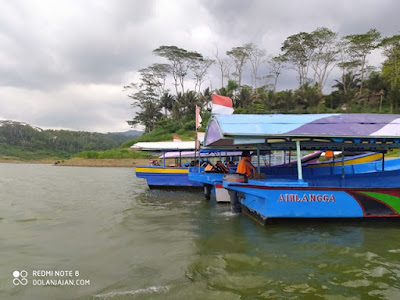 Naik-perahu-wisata-waduk-sermo