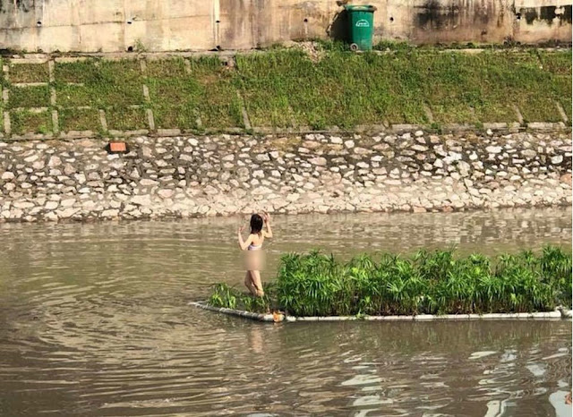 cô gái mặc quần áo lót đứng giữa sông Tô Lịch