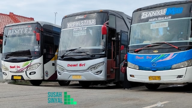 Bus Dewi Sri Pakai Karoseri Adiputro