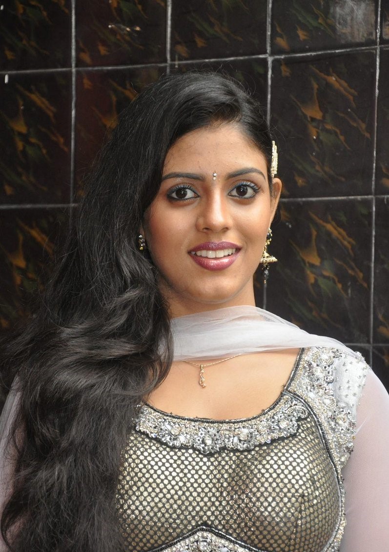 Actress Iniya Latest HD Images