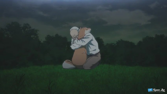 Screenshot Inuyashiki episode 1 – Pak Inuyashiki memeluk Hanako, anjingnya, di taman sebelum akhirnya tewas tertimpa UFO yang tiba-tiba mendarat