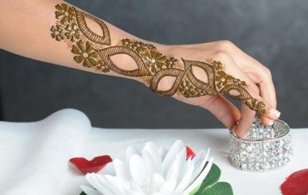 Latest Traditional Simple Mughlai Mehndi Designs for Hands