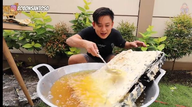 Gila! Youtuber Ini Menggoreng TV, Kamera, Handphone, hingga Lampu