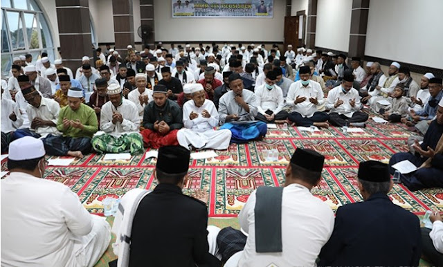 Tokoh Agama Peusijuk Kantor Bupati Aceh Utara yang baru di Landing