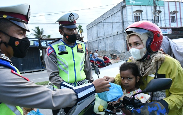 Satlantas Polres Aceh Timur Bagikan Takjil Gratis Kepada Masyarakat Pengguna Jalan