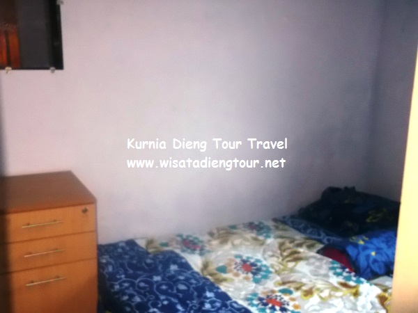 Kamar tidur di samudra homestay Dieng