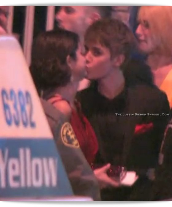 justin bieber selena gomez kissing. Justin Bieber kissing Selena