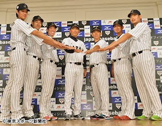 日本代表候補に選ばれ、小久保監督（中央）とポーズをとる選手たち