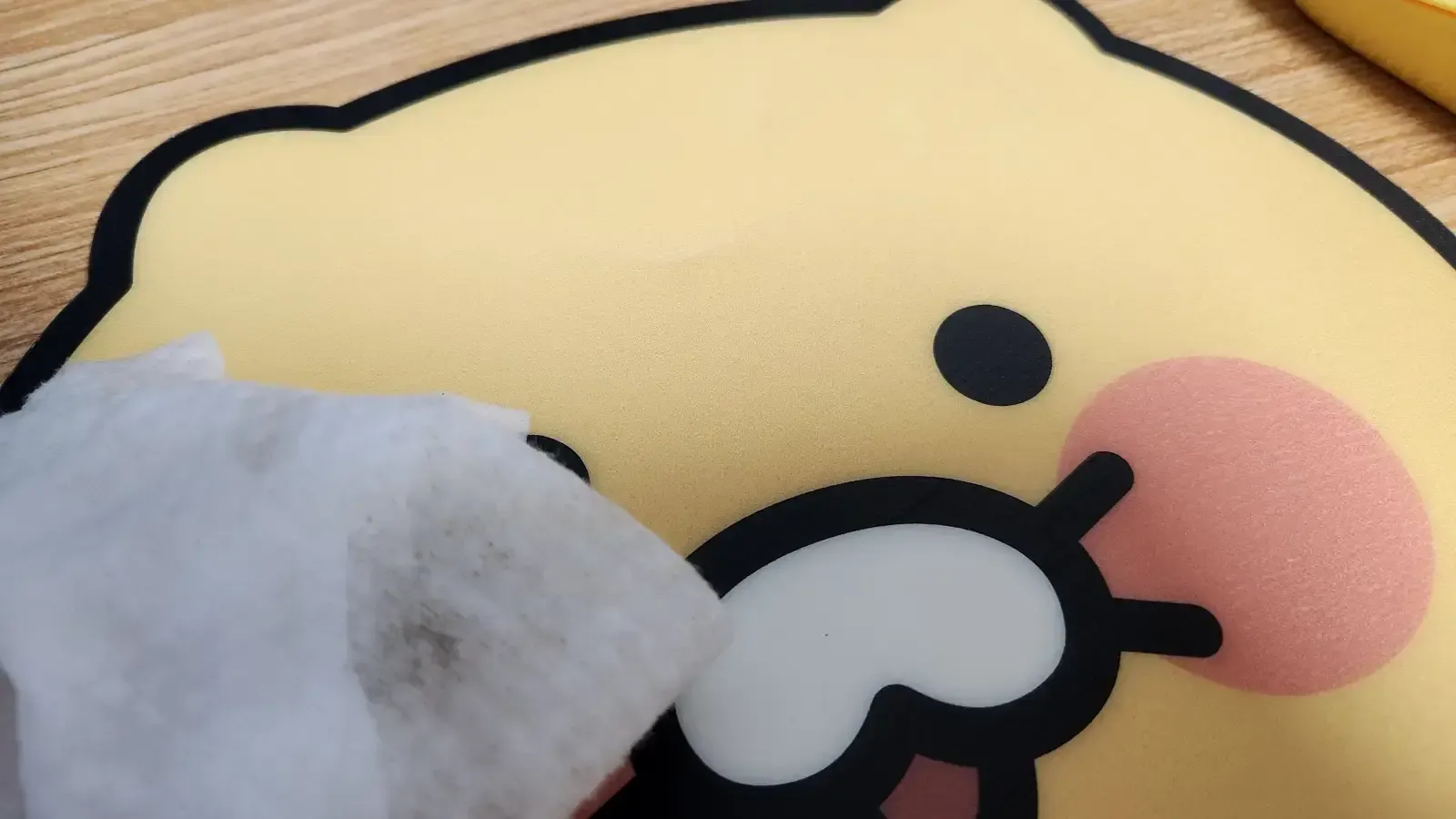 마우스 패드 곰팡이처럼 보이는 검정 얼룩을 물티슈로 지운 모습