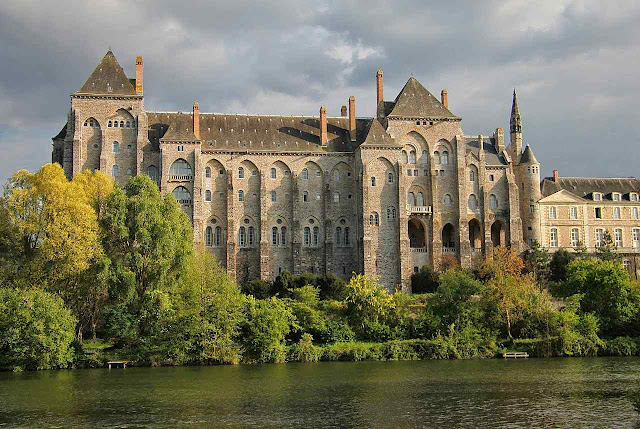 Solesmes foco de restauração do canto gregoriano.