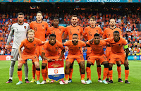 SELECCIÓN DE PAÍSES BAJOS. Temporada 2020-21. Maarten Stekelenburg, Wout Weghorst, Patrick van Aanholt, Stefan de Vrij, Marten de Roon, Daley Blind. Frenkie de Jong, Jurriën Timber, Memphis Depay, Patrick van Aanholt, Georginio Wijnaldum. SELECCIÓN DE PAÍSES BAJOS 3 SELECCIÓN DE UCRANIA 2. 13/06/2021. Euro 2020, XVI edición, fase de grupos, Grupo C, 1ª jornada. Ámsterdam, Países Bajos, Amsterdam Arena. GOLES: 1-0: 52’, Georginio Wijnaldum. 2-0: 59’, Wout Weghorst. 2-1: 75’, Andriy Yarmolenko. 2-2: 79’, Roman Yaremchuk. 3-2: 85’, Denzel Dumfries.