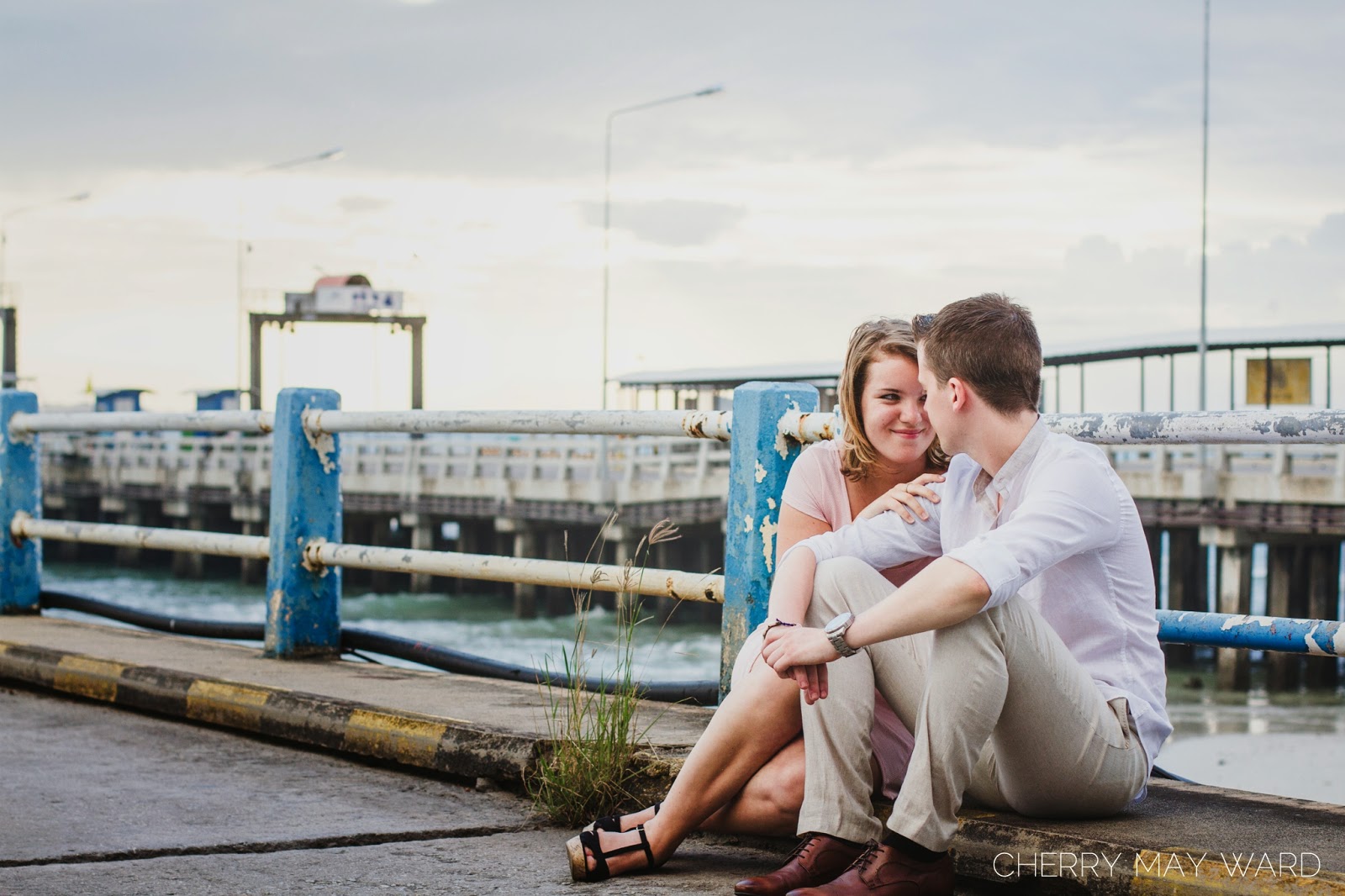 beautiful photo at a rustic pier, Koh Samui rustic photo locations, cute couple, young couple in love, happy couple, beautiful pink dress for engagement photos