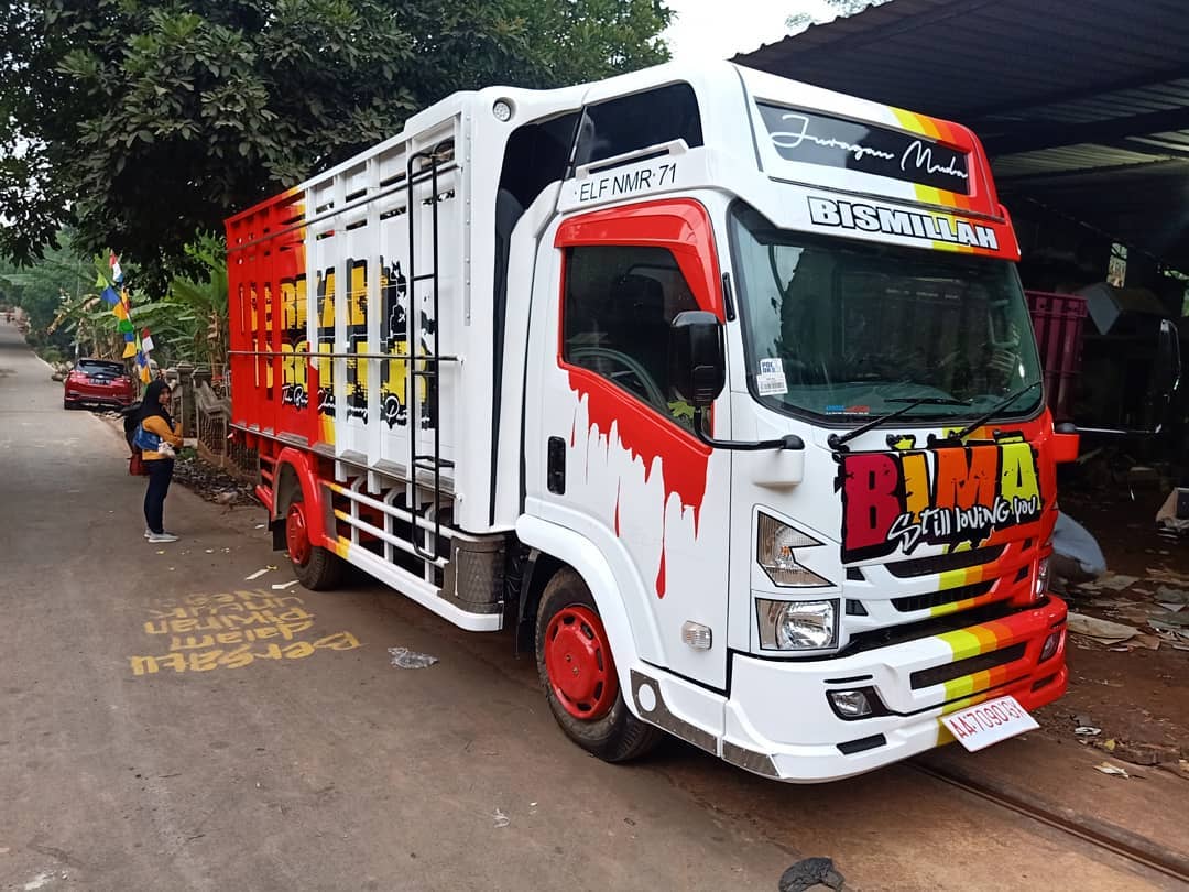 Modifikasi Truk  Elf Merah Putih Berkah Broiler Group 